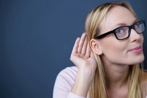 hermosa chica tratando de escuchar