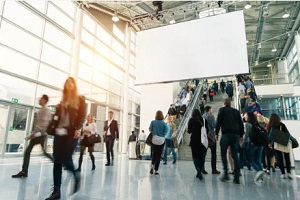 Panel gráfico en blanco de gama media en feria comercial