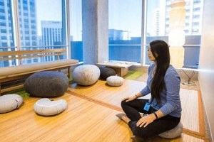 Empleado meditando en una tranquila sala de oficina.