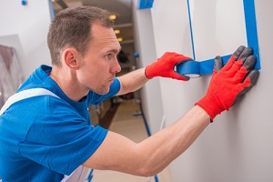 pintar la habitación cubriéndola con cinta de pintura azul